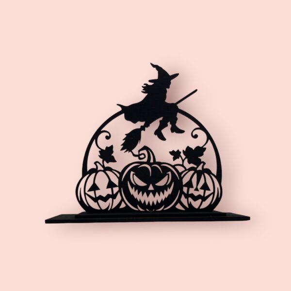 Halloweenska dekorácia s čarodejnica na metle