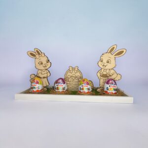 Drevený veľkonočný stojan na Kinder vajíčka – Zajačikovia