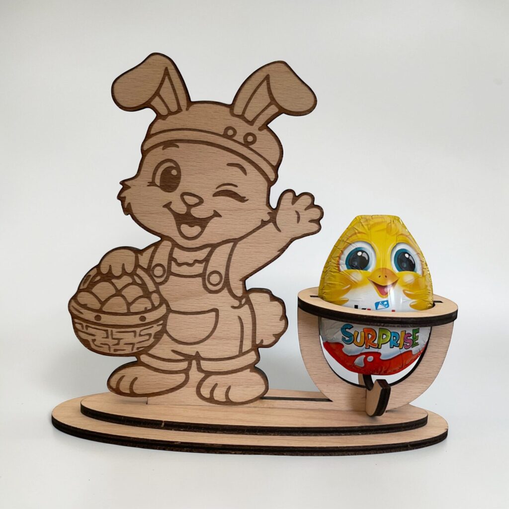Drevený stojan na Kinder vajíčko – Veľkonočný zajačik s košíkom